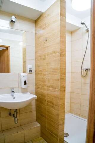 Хостелы Kompleks Hotelarski Zgoda Свентохловице Стандартный одноместный номер с общей ванной комнатой-3
