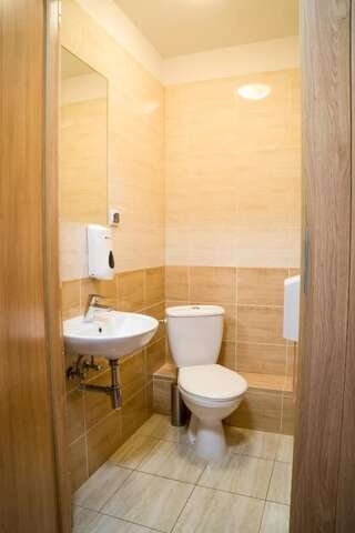 Хостелы Kompleks Hotelarski Zgoda Свентохловице Стандартный одноместный номер с общей ванной комнатой-8